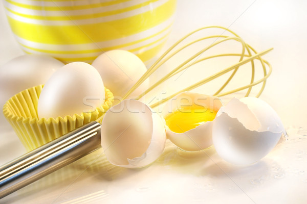 Citromsárga tojás tojássárgája tojások habaró sütés Stock fotó © Sandralise