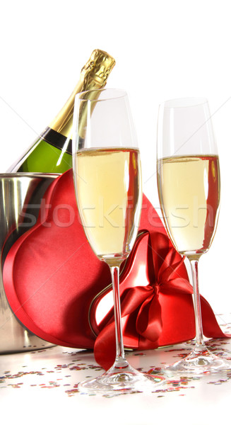 şampanie ochelari valentine Cadouri alb fericit Imagine de stoc © Sandralise