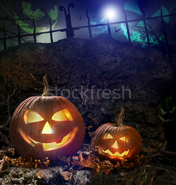 Halloween dovleci roci noapte pădure faţă Imagine de stoc © Sandralise