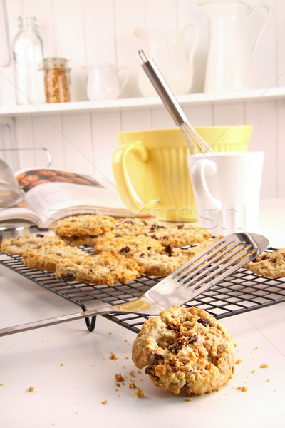 Vers gebakken rozijn cookies koeling Stockfoto © Sandralise