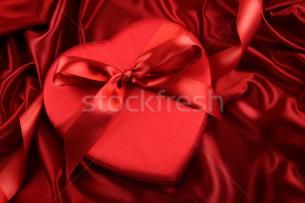 Cutie ciocolată roşu satin dragoste inimă Imagine de stoc © Sandralise