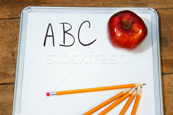 Gata şcoală memo red apple creioane hârtie Imagine de stoc © Sandralise