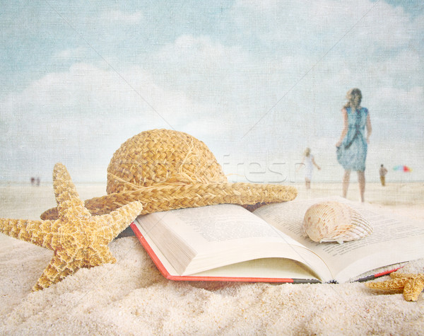 Palarie de paie carte scoici nisip plajă oameni Imagine de stoc © Sandralise