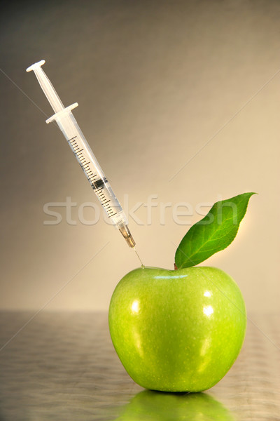 Seringă verde măr tehnologie sănătate Imagine de stoc © Sandralise