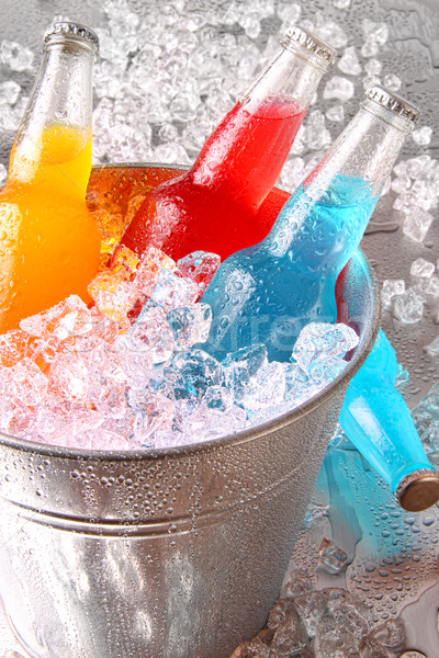 Foto stock: Garrafas · bebidas · gelo · aço · inoxidável · contrariar · festa