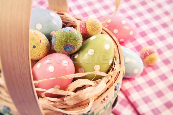 复活节 ·篮·表 / different color eggs in a easter basket on