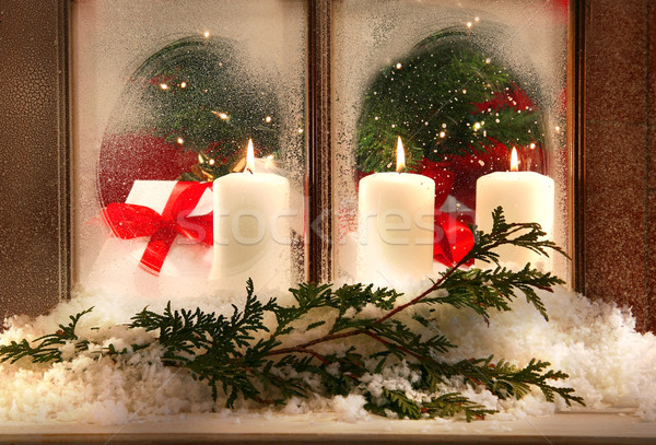 Drie venster kaarsen witte huis achtergrond Stockfoto © Sandralise