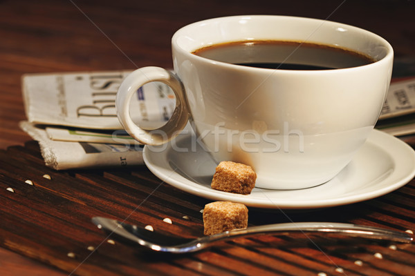 Kaffeetasse Zeitung Schwerpunkt Griff Tasse Business Stock foto © Sandralise