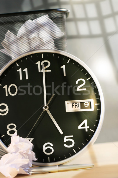 Koniec pracy dzień zegar papieru koszyka Zdjęcia stock © Sandralise