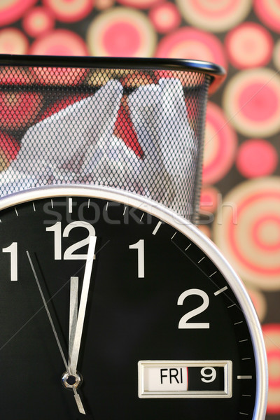 Klok tonen tijd afval papier mand Stockfoto © Sandralise