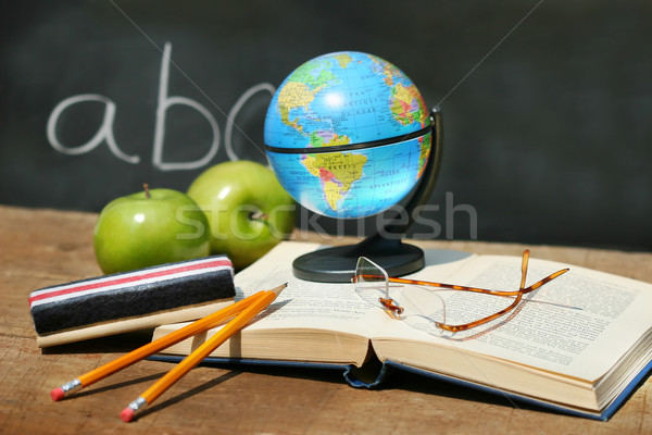Stok fotoğraf: Okul · kitaplar · elma · kara · tahta · küçük · atlas