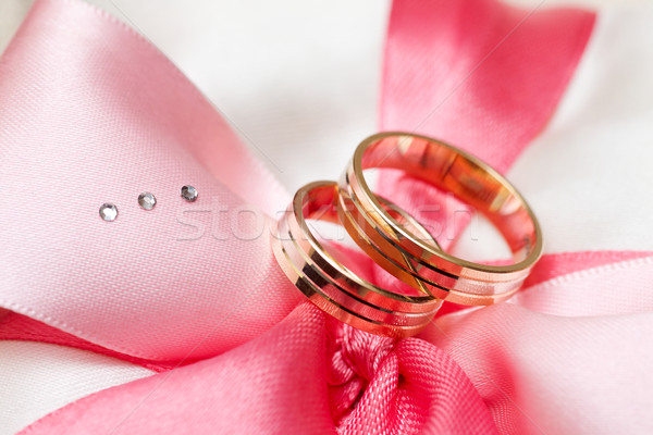 Anillos de boda dos dorado arco macro tiro Foto stock © sapegina