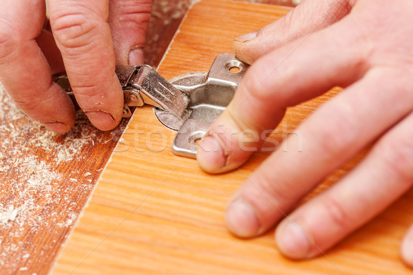 Foto d'archivio: Cerniera · installazione · legno · porta · legno · acciaio