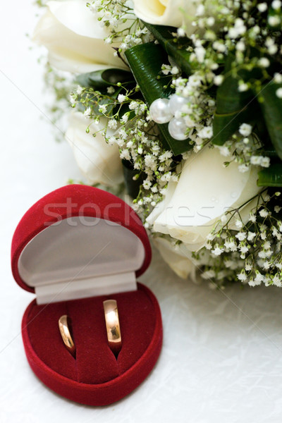 Inele de nunta roşu cutie buchet tabel dragoste Imagine de stoc © sapegina
