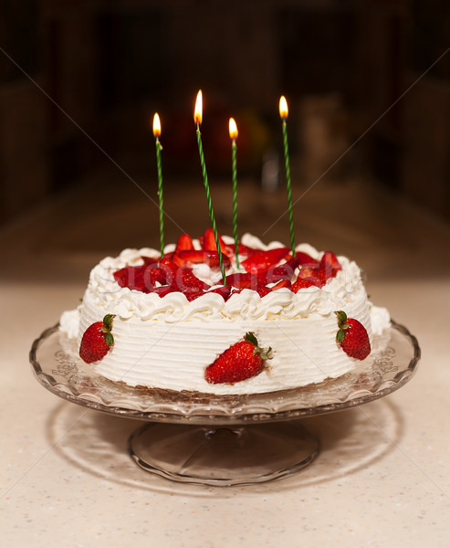 Morango bolo de aniversário velas brilhante luzes bokeh Foto stock © sapegina