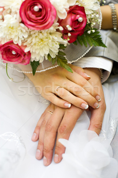 Mãos novo casado dourado anéis buquê Foto stock © sapegina
