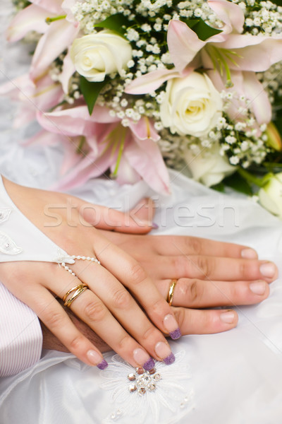Mãos novo casado dourado anéis buquê Foto stock © sapegina