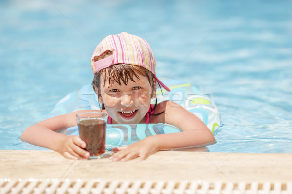 Ragazza bambina bere soda piscina Foto d'archivio © sapegina