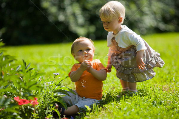 Stockfoto: Twee · kinderen · buitenshuis · spelen · samen · zomer