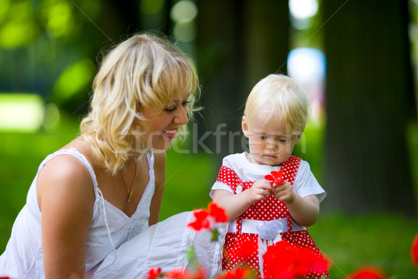 Boldog anya sétál lánygyermek park kint Stock fotó © sapegina