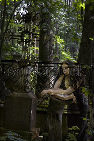 Gótikus lány sétál temető másfelé néz kereszt Stock fotó © sapegina