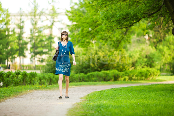 ストックフォト: 女性 · 徒歩 · 高速 · 公園 · 日付 · 草