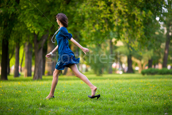 [[stock_photo]]: Femme · marche · rapide · parc · date · herbe