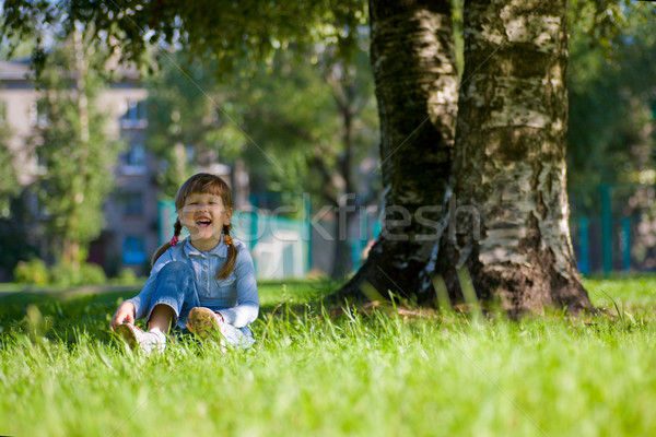смеясь девочку сидят трава дерево девушки Сток-фото © sapegina