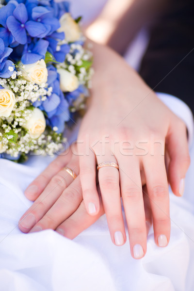 Kezek új házas arany gyűrűk virágcsokor Stock fotó © sapegina
