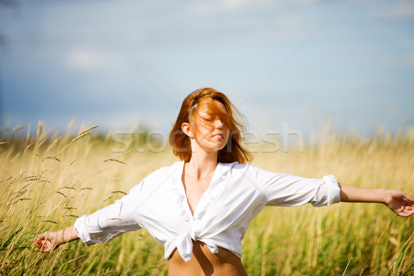 Femeie timp în aer liber zâmbet Imagine de stoc © sapegina
