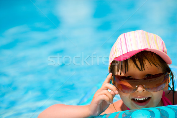 Kind Pool tragen Sonnenbrillen cap lachen Stock foto © sapegina