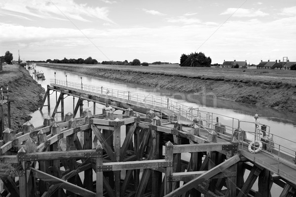Fluss niedrig Flut Brücke Holz Bau Stock foto © sarahdoow