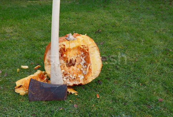 Hacha grande calabaza corte mitad naranja Foto stock © sarahdoow
