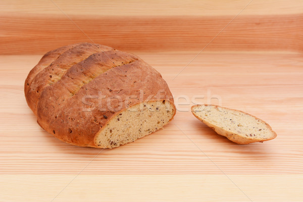 Frischen Brot Laib geschnitten aus Saatgut Stock foto © sarahdoow