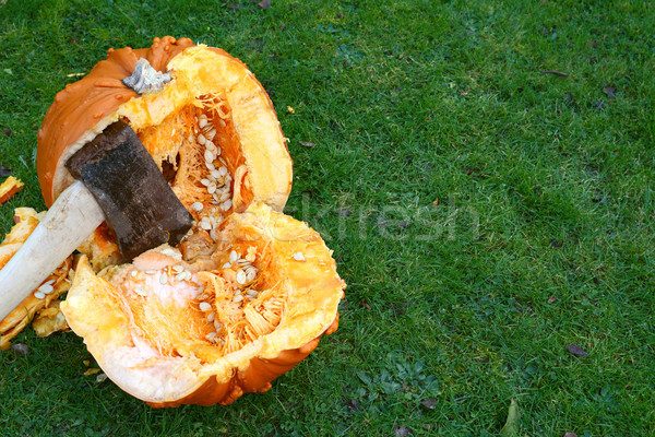 Ax groß orange Kürbis Hälfte Hacking Stock foto © sarahdoow
