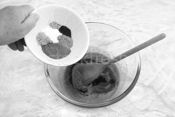 Mulher temperos abóbora torta enchimento canela Foto stock © sarahdoow