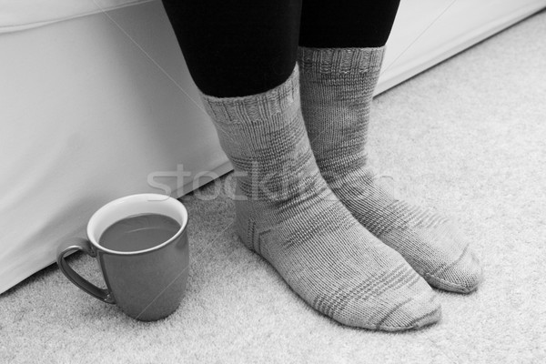 Foto stock: Bebida · caliente · piso · pies · calcetines · taza · caliente