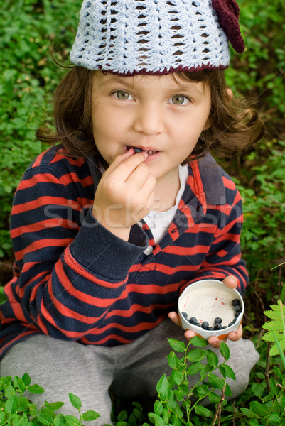 Meisje eten bosbessen cute Blauw bessen Stockfoto © Sarkao