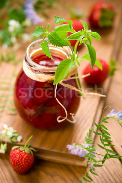 Fresa atasco jar albahaca menta madera Foto stock © sarsmis