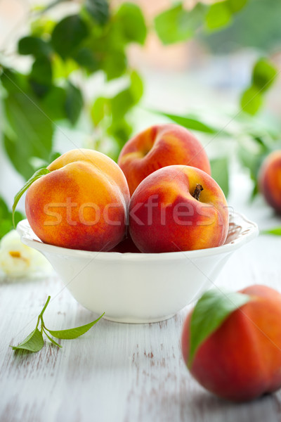 Foto stock: Pêssegos · tigela · fresco · tabela · comida · folha