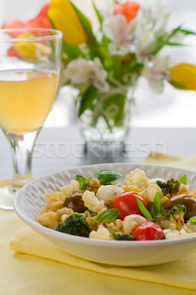 Foto stock: Macarrão · brócolis · tomates · noz · manjericão