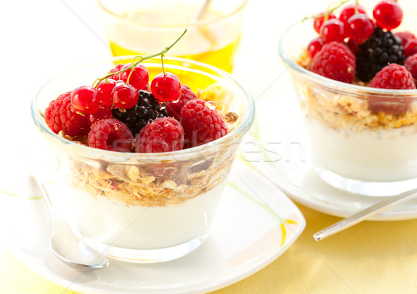 Foto d'archivio: Yogurt · muesli · frutti · di · bosco · miele · frutta · latte
