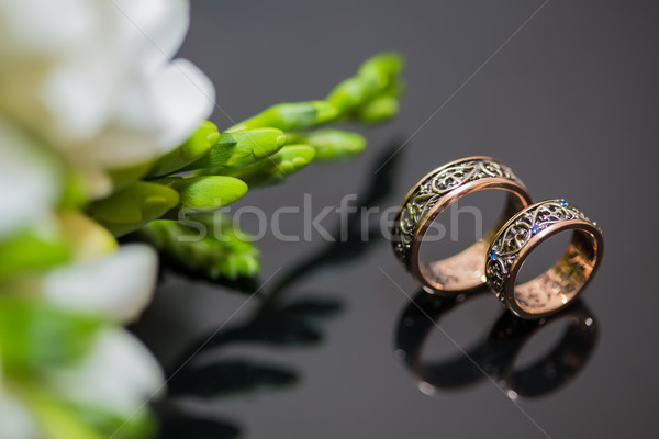 Kettő jegygyűrűk végtelen felirat szeretet virágcsokor Stock fotó © sarymsakov