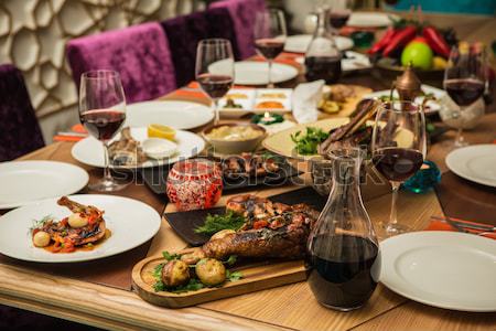 Servido banquete tabela copos de vinho óculos comida Foto stock © sarymsakov