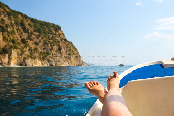 Photo stock: Femme · catamaran · voilier · trampoline · pieds · up