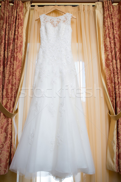 Hochzeitskleid hängen Fenster Hotelzimmer Hochzeit Mode Stock foto © sarymsakov