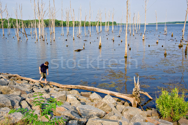Erkek kenar rezervuar keşfetmek New Jersey gökyüzü Stok fotoğraf © sbonk