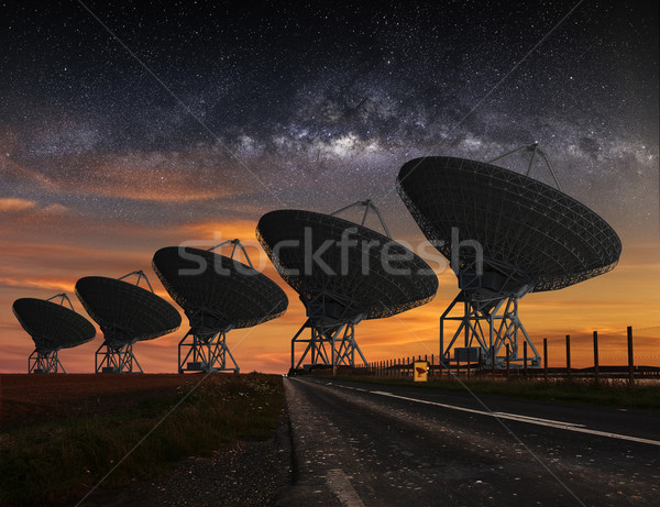 Radio telescopio vista noche lechoso manera Foto stock © sdecoret