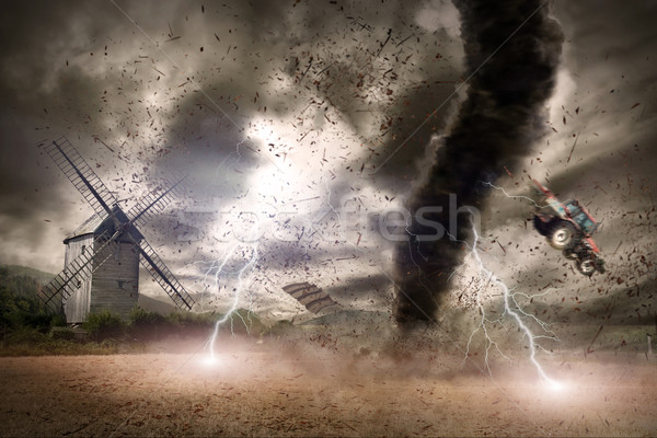 Mare tornadă vedere câmp furtună Imagine de stoc © sdecoret