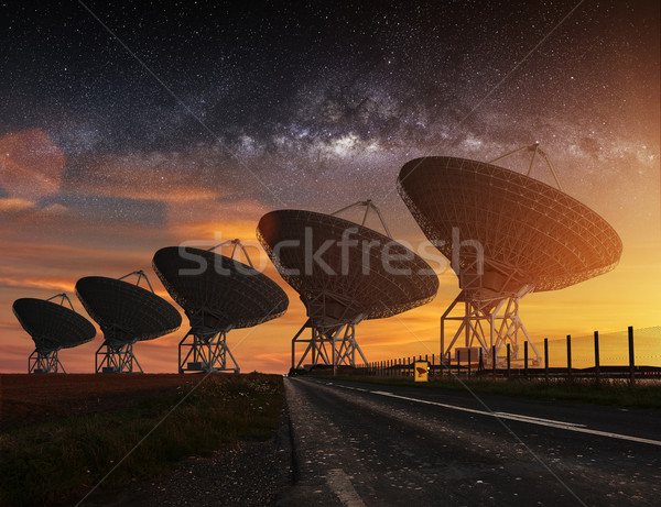 Radio télescope vue nuit laiteux façon Photo stock © sdecoret